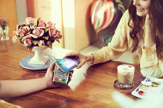 삼성전자는 28일(현지시간) 미국에서 모바일결제 서비스인 '삼성페이'를 정식 출시했다. 삼성전자 모델이 삼성페이 서비스로 결제를 하고 있다. <삼성전자 제공>